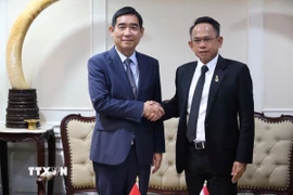 Đại sứ Phạm Việt Hùng (trái) và Tỉnh trưởng tỉnh Songkhla Chotnarin Kerdsom. (Ảnh: TTXVN phát)