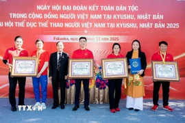 Tổ chức Kỷ lục Người Việt Toàn cầu (VietWorld) xác nhận kỷ lục: Xếp hình Quốc kỳ Việt Nam tại Nhật Bản có số lượng người tham gia đông nhất tại sự kiện. (Ảnh: Xuân Giao/TTXVN) 
