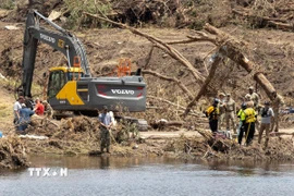 Lực lượng cứu hộ tìm kiếm nạn nhân tại hiện trường lũ quét ở bang Texas, Mỹ. (Ảnh: THX/TTXVN)