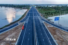Đoạn tuyến cao tốc Cần Thơ - Cà Mau tại nút giao IC5. (Ảnh: Thanh Liêm/TTXVN)