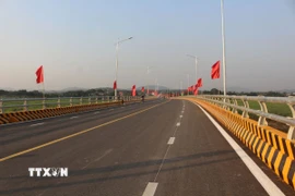 Cầu cứng Cẩm Vân bắc qua sông Mã, đã đủ điều kiện thông xe kỹ thuật, tạo thuận lợi cho đi lại, giao thương của nhân dân. (Ảnh: Nguyễn Nam/TTXVN)