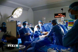 Các bác sỹ Bệnh viện Từ Dũ và Bệnh viện Nhi đồng 1 Thành phố Hồ Chí Minh thực hiện can thiệp thông tim bào thai. (Ảnh: TTXVN phát)