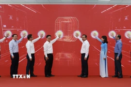 Lãnh đạo Ủy ban Nhân dân Thành phố Hồ Chí Minh và các sở, ngành thực hiện nghi thức ra mắt Trung tâm Phục vụ hành chính công Thành phố Hồ Chí Minh. (Ảnh: Xuân Anh/TTXVN)