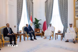 Tổng thống Ai Cập Abdel-Fattah al-Sisi (giữa, trái) và Quốc vương Qatar Sheikh Tamim bin Hamad Al Thani (giữa, phải) tại cuộc gặp ở Doha ngày 14/4/2025. (Ảnh: AA/TTXVN)