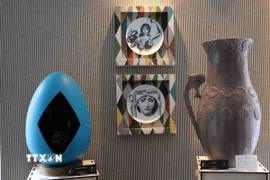 Một chiếc bình gốm Art Déco của nghệ nhân Sasaki làm hoàn toàn từ chocolate. (Ảnh: Hương Giang/TTXVN)