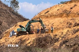 Hiện trường xảy ra vụ việc ông Phan M. bị máy xúc cán qua tử vong. (Ảnh TTXVN phát)