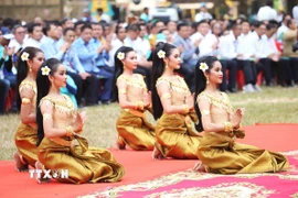Chương trình biểu diễn nghệ thuật chào mừng tại lễ khai mạc chuỗi sự kiện Angkor Sangkranta 2025. (Ảnh: Huỳnh Thảo/TTXVN)