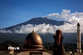 Tro bụi phun lên từ núi lửa Marapi ở Padang Panjang, Tây Sumatra, Indonesia. (Ảnh: THX/TTXVN)