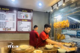 Đầu bếp chuẩn bị phở gà cho khách tại quán phở ở Khu đô thị Linh Đàm Hà Nội. (Ảnh: Tuyết Mai/TTXVN)