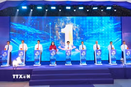 Các đại biểu thực hiện nghi thức khởi công Dự án Nhà máy điện mặt trời Dầu Tiếng 5 tại xã Dương Minh Châu, tỉnh Tây Ninh. (Ảnh: Minh Phú/TTXVN)