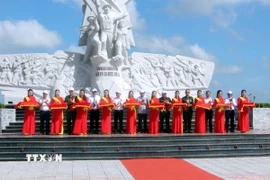 Cắt băng khánh thành Di tích Chiến thắng Đầm Dơi-Cái Nước-Chà Là. (Ảnh: Trung Kiên/TTXVN) 