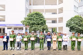 Đại tá Bùi Đức An, Phó Giám đốc Công an thành phố Cần Thơ trao Giấy khen cho các tập thể, cá nhân có nhiều đóng góp tích cực, góp phần bảo đảm thành công cho cuộc diễn tập. (Ảnh: TTXVN phát)