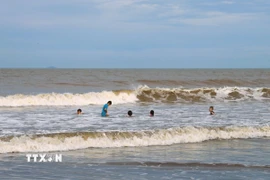Triều cường dâng cao, sóng lớn có thể nguy hiểm khi tắm biển, nhất là đối với trẻ nhỏ. (Ảnh: Xuân Tiến/TTXVN)