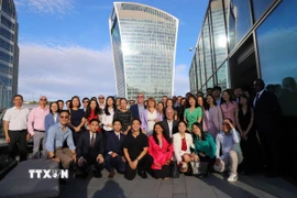 Ban lãnh đạo Hiệp hội Tài chính và Đầu tư Việt Nam tại Anh (VIFA UK), các thành viên và khách mời tại Lễ ra mắt VIFA UK. (Ảnh: Hữu Tiến/TTXVN)