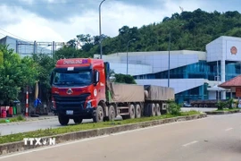 Xe "hai khúc" được thiết kế kỹ thuật phía trước là xe tải có chức năng vận tải hàng hóa riêng kéo theo rơ mooc có thùng riêng để chở hàng hóa. (Ảnh: Văn Tý/TTXVN)