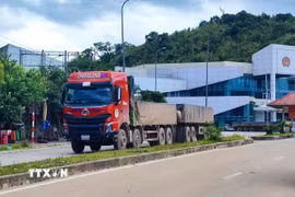 Xe "hai khúc" được thiết kế kỹ thuật phía trước là xe tải có chức năng vận tải hàng hóa riêng kéo theo rơ mooc có thùng riêng để chở hàng hóa. (Ảnh: Văn Tý/TTXVN)