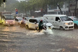 Trên tuyến phố Hà Nội, ngập úng diện rộng gây ảnh hưởng đến các phương tiện tham gia giao thông. (Ảnh: An Đăng/TTXVN)