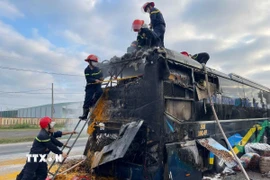 Đội Chữa cháy và Cứu nạn cứu hộ Khu vực 1, Phòng Cảnh sát Phòng cháy chữa cháy và Cứu nạn Cứu hộ tỉnh Quảng Trị huy động lực lượng chữa cháy xe khách. (Ảnh: TTXVN phát)