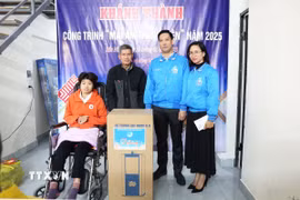 Tặng quà cho chị Nguyễn Thị Vân tại xã Mão Điền, thị xã Thuận Thành (Bắc Ninh). (Ảnh: Thanh Thương/TTXVN)