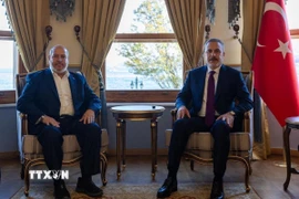 Ngoại trưởng Thổ Nhĩ Kỳ Hakan Fidan (phải) và thủ lĩnh Hamas Khalil al-Hayya tại cuộc gặp ở Istanbul, Thổ Nhĩ Kỳ, ngày 1/11/2025. (Ảnh: Anadolu Agency/TTXVN) 