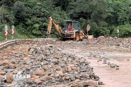 Một trận lũ ống đã cuốn hàng nghìn tấn đá, kèm bùn từ trên núi phủ kín mặt đường đèo Lò Xo (đường Hồ Chí Minh) một đoạn khoảng 200 mét chiều dài, rộng khoảng 12 m và cao từ 1-1,5 m khiến giao thông đoạn trên tắt hoàn toàn. (Ảnh: Cao Nguyên/TTXVN)