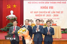 Lãnh đạo thành phố Huế tặng hoa chúc mừng Chủ tịch Ủy ban Nhân dân thành phố Huế Phan Thiên Định. (Ảnh: TTXVN phát)