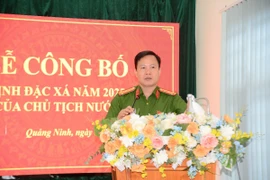 Đại tá Lê Hồng Vân, Phó Giám đốc Công an tỉnh Quảng Ninh phát động phong trào thi đua lao động, cải tạo tốt trong toàn bộ phạm nhân hiện đang chấp hành án tại Trại tạm giam. (Ảnh: Thanh Vân/TTXVN)