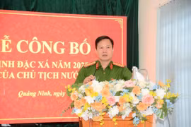 Đại tá Lê Hồng Vân, Phó Giám đốc Công an tỉnh Quảng Ninh phát động phong trào thi đua lao động, cải tạo tốt trong toàn bộ phạm nhân hiện đang chấp hành án tại Trại tạm giam. (Ảnh: Thanh Vân/TTXVN)