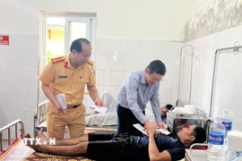 Thăm hỏi, động viên những nạn nhân đang điều trị tại Bệnh viện Đa khoa khu vực Hướng Hoá. (Ảnh: TTXVN phát)