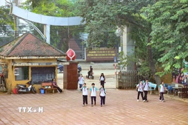 Các em học sinh trở lại trường học. (Ảnh: Thanh Tùng/TTXVN)