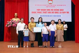 Tiếp nhận ủng hộ từ cán bộ, giáo viên, học sinh Trường Phổ thông đặc biệt Nguyễn Đình Chiểu ủng hộ đồng bào bị thiệt hại bởi bão, lũ. (Ảnh: Xuân Khu/TTXVN) 