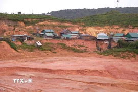 Nhiều nhà dân trong khu tái định cư ở thôn K’Nớ 5 bị đe dọa bởi sạt lở sau những trận mưa liên tục do ảnh hưởng các cơn bão trong thời gian qua. (Ảnh: Nguyễn Dũng/TTXVN)