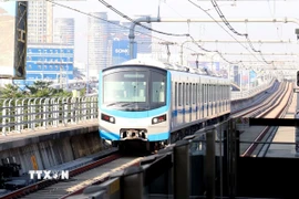 Tàu Metro số 1 Bến Thành-Suối Tiên di chuyển từ trung tâm Thành phố Hồ Chí Minh hướng Suối Tiên. (Ảnh: Hồng Đạt/TTXVN) 