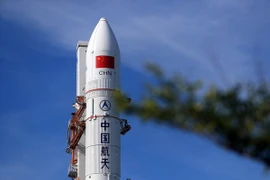 Tên lửa đẩy Trường Chinh 5Y2 được đưa vào bệ phóng ở Trung tâm vũ trụ Văn Xương, tỉnh Hải Nam, miền đông bắc Trung Quốc. (Ảnh: THX/TTXVN)