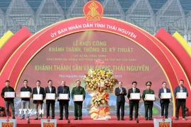 Lãnh đạo tỉnh Thái Nguyên tặng quà các đơn vị thực hiện dự án. (Ảnh: Trần Trang/TTXVN)