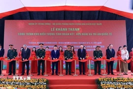 Các đại biểu thực hiện nghi thức cắt băng khánh thành. (Ảnh: Tuấn Anh/TTXVN)