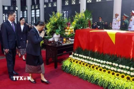Đoàn đại biểu cấp cao Lào viếng nguyên Chủ tịch nước Trần Đức Lương