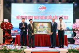 Lãnh đạo Hội hữu nghị Việt Nam-Liên bang Nga tặng bức tranh lưu niệm cho Hội hữu nghị Việt-Nga tỉnh Hải Dương. (Ảnh: Mạnh Tú/TTXVN)