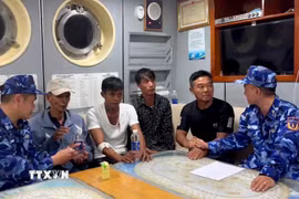 Lực lượng chức năng Bộ Tư lệnh Vùng Cảnh sát biển 4 kiểm tra sức khỏe, động viên tinh thần các thuyền viên. (Ảnh: TTXVN phát) 