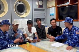 Lực lượng chức năng Bộ Tư lệnh Vùng Cảnh sát biển 4 kiểm tra sức khỏe, động viên tinh thần các thuyền viên. (Ảnh: TTXVN phát) 