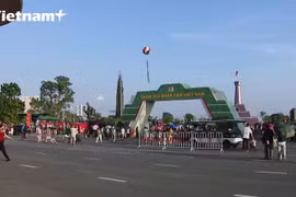 Nô nức người dân đến tham quan dàn khí tài quân sự "Made in Vietnam"