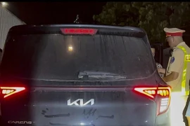 Cảnh sát giao thông kiểm tra ôtô chở 5 người Trung Quốc nhập cảnh trái phép vào Việt Nam. (Ảnh: CSGT)