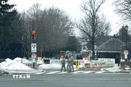 Lính Vệ binh Quốc gia tuần tra bên ngoài khu phức hợp U.S Naval Observatory ở thủ đô Washington D.C, nơi ở của Phó Tổng thống Mỹ. (Ảnh: Đoàn Hùng/TTXVN)
