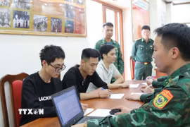Cán bộ Đồn Biên phòng Tân Thanh (Lạng Sơn) lấy lời khai các đối tượng nhập cảnh trái phép. (Ảnh: Quang Duy/TTXVN)