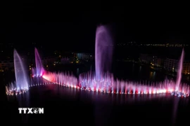 Hạ Long bay show, chương trình nhạc nước miễn phí bên vịnh Di sản được tổ chức mỗi tối trong tuần tại Quảng Ninh. (Ảnh: Thanh Vân/TTXVN) 