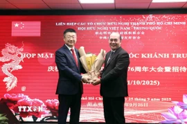 Ông Hồ Xuân Lâm (phải), Phó Chủ tịch, Tổng thư ký Liên hiệp các tổ chức hữu nghị Thành phố chúc mừng ông Đường Lập, Tổng lãnh sự Trung Quốc tại Thành phố Hồ Chí Minh tại buổi gặp mặt. (Ảnh: Xuân Khu/TTXVN) 