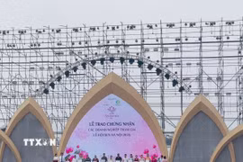 Ban tổ chức trao Giấy chứng nhận cho các đơn vị tham gia, đồng hành với Lễ hội Sen 2026. (Ảnh: Tuyết Mai/TTXVN)