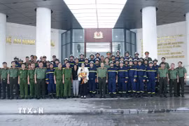 Thượng tướng Lê Văn Tuyến, Thứ trưởng Bộ Công an với đoàn công tác Bộ Công an lên đường thực hiện nhiệm vụ cứu nạn, cứu hộ tại Venezuela. (Ảnh: Phạm Kiên/TTXVN)