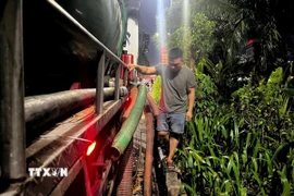 Hành vi xả thải trái phép này đi ngược lại chủ trương quyết liệt của thành phố Hà Nội trong việc làm sạch sông Tô Lịch. (Ảnh: TTXVN phát) 