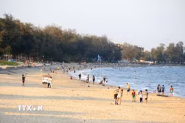 Du khách vui chơi tại bãi biển Đồi Dương, phường Phan Thiết, tỉnh Lâm Đồng. (Ảnh: Hồng Hiếu/TTXVN)